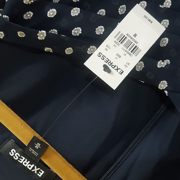 EXPRESS  Top M  NWT   Pattern on dark navy - Picture 3 of 8
